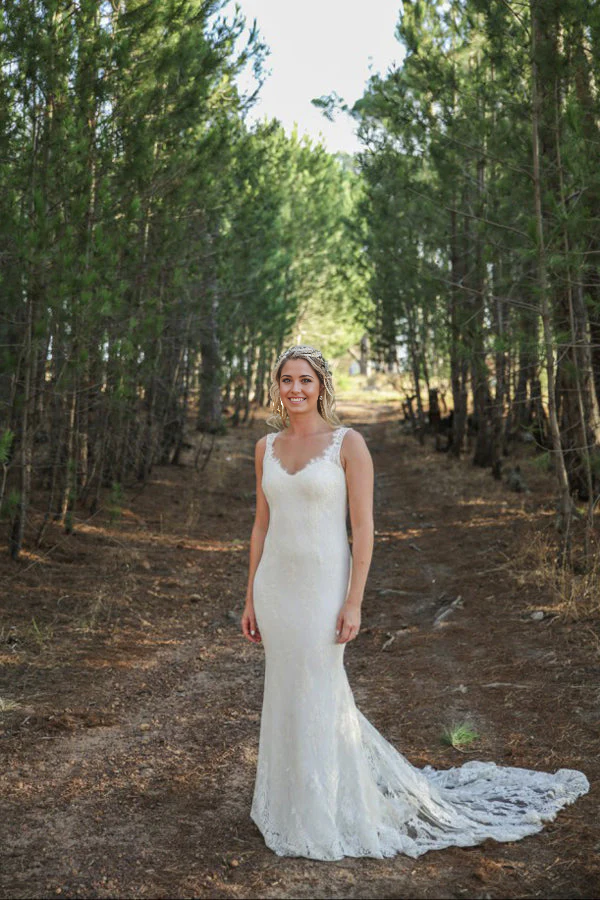 Vestido de novia playero con escote en V, espalda abierta, sin mangas, cola larga y apliques